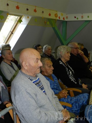 Az időseket köszöntötték 24